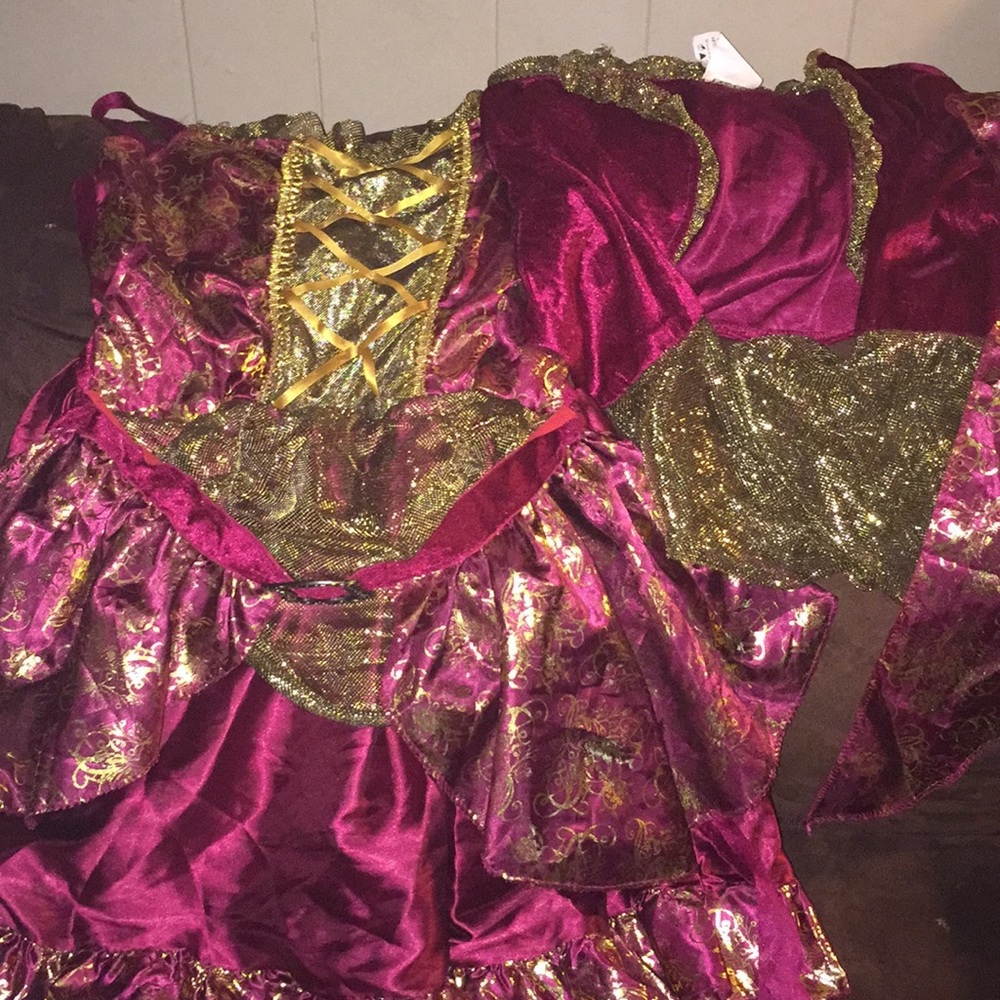 Buitful costume burgendy and gold 3 Pc set